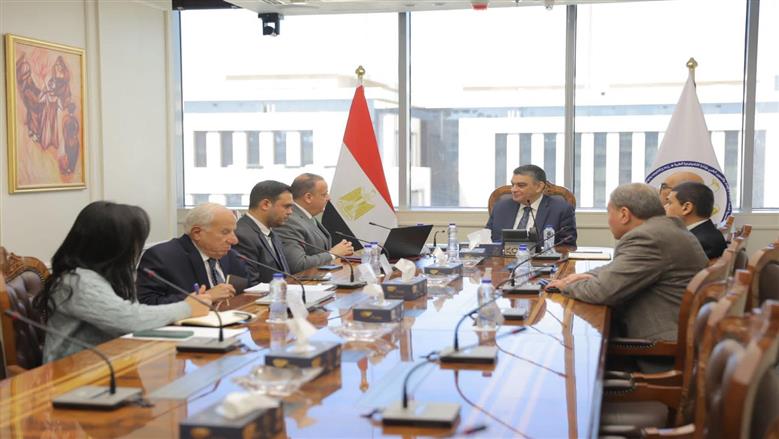 الهيئة المصرية للشراء الموحد تبحث إدارة النفايات الطبية مع شركة أمريكية