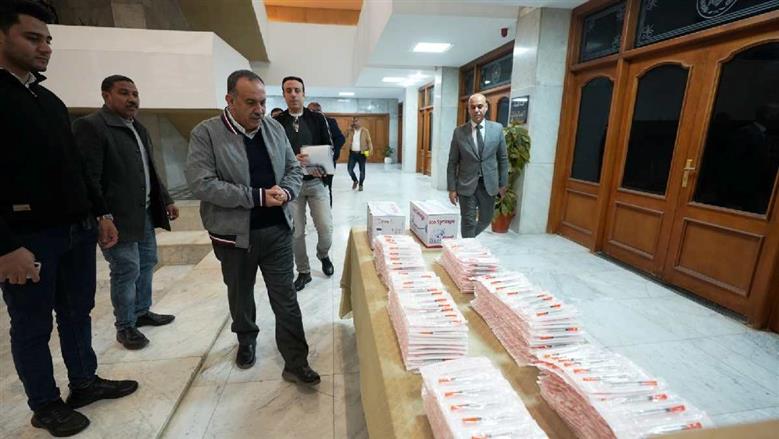 محافظ أسيوط يتسلم تبرعًا بـ20 ألف سرنجة لدعم منظومة التأمين الصحي