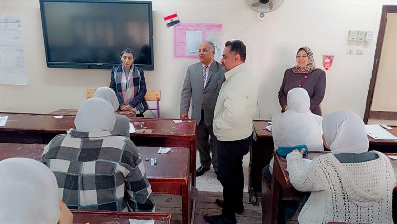 مدير تعليم الفيوم يتفقد لجان الامتحانات 