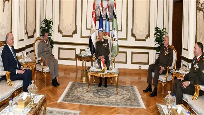 وزير الدفاع يلتقي وفدًا من الاتحاد العربي للرياضة العسكرية