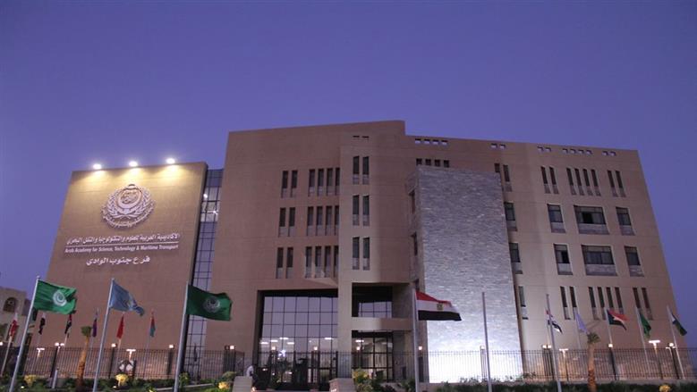 محافظ أسوان يهنئ مدير فرع جنوب الوادي بالأكاديمية العربية 