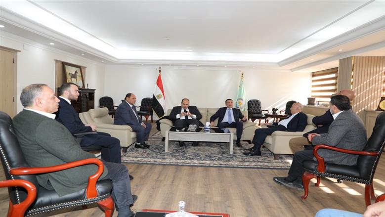 وزير الزراعة ورئيس «حماية المنافسة» يبحثان مع منتجي الدواجن آليات ضبط السوق