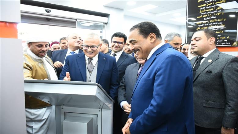 محافظ مطروح والقيادات التنفيذية والشعبية خلال افتتاح مكتب الشهر العقارى بالغرفة التجارية بمطروح 