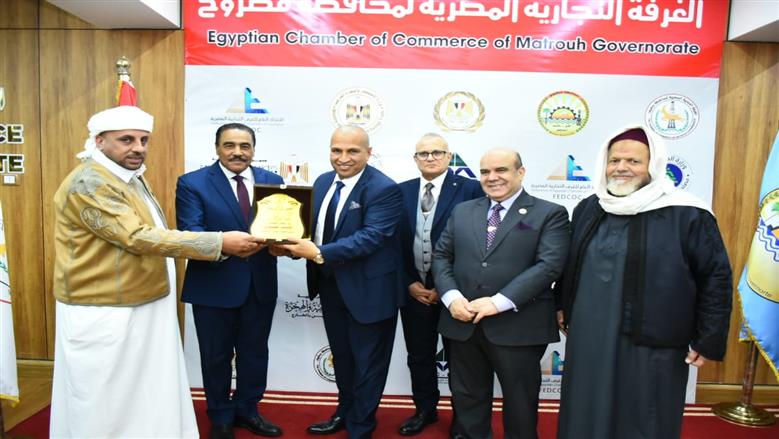 محافظ مطروح والقيادات التنفيذية والشعبية خلال افتتاح مكتب الشهر العقارى بالغرفة التجارية بمطروح 