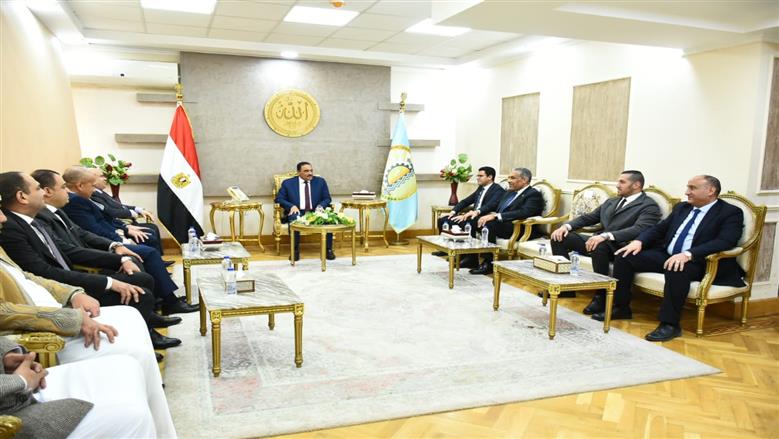 محافظ مطروح والقيادات التنفيذية والشعبية خلال افتتاح مكتب الشهر العقارى بالغرفة التجارية بمطروح 