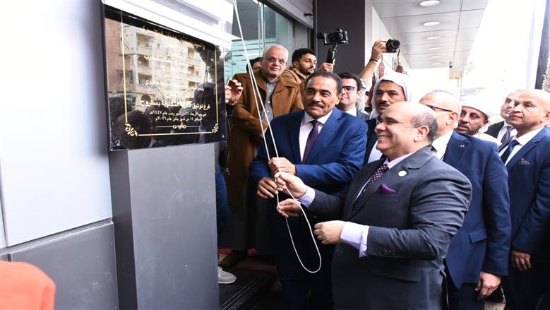 محافظ مطروح والقيادات التنفيذية والشعبية خلال افتتاح مكتب الشهر العقارى بالغرفة التجارية بمطروح 