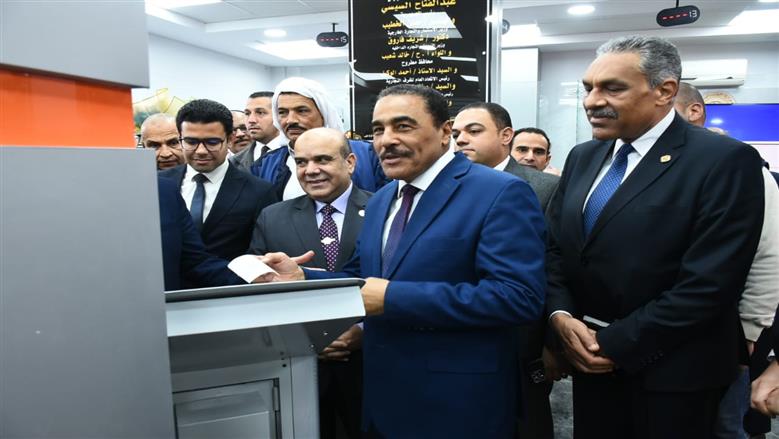 محافظ مطروح والقيادات التنفيذية والشعبية خلال افتتاح مكتب الشهر العقارى بالغرفة التجارية بمطروح 