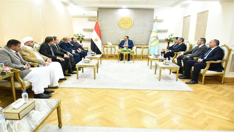 محافظ مطروح والقيادات التنفيذية والشعبية خلال افتتاح مكتب الشهر العقارى بالغرفة التجارية بمطروح 