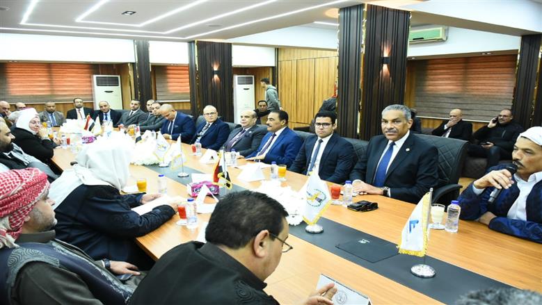محافظ مطروح والقيادات التنفيذية والشعبية خلال افتتاح مكتب الشهر العقارى بالغرفة التجارية بمطروح 
