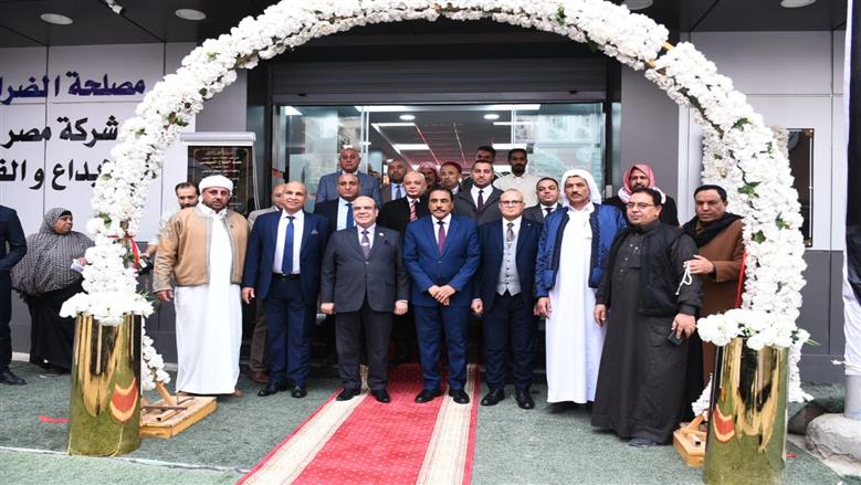 محافظ مطروح والقيادات التنفيذية والشعبية خلال افتتاح مكتب الشهر العقارى بالغرفة التجارية بمطروح 