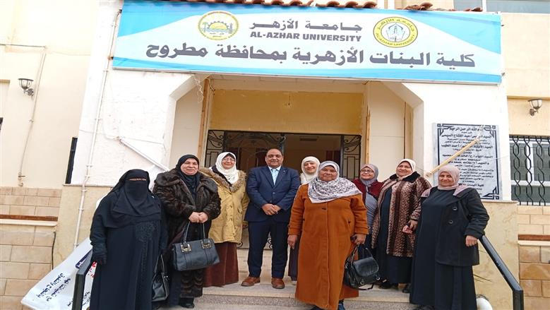 عميد كلية البنات الأزهرية مع المراقبين المنتدبين بالمعاش من منطقة مطروح الأزهرية المراقبة علي امتحانات الترم الأول 