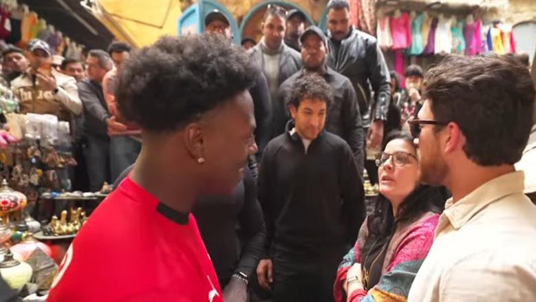 بـ«قميص المنتخب».. اليوتيوبر الأمريكي سبيد يستكمل جولته في مصر بزيارة شارع المعز