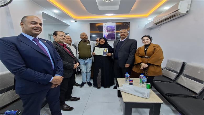 وعد فأوفى.. محافظ الأقصر يهدي سيدة رحلة عمرة مجانية استجابة لطلب إنساني