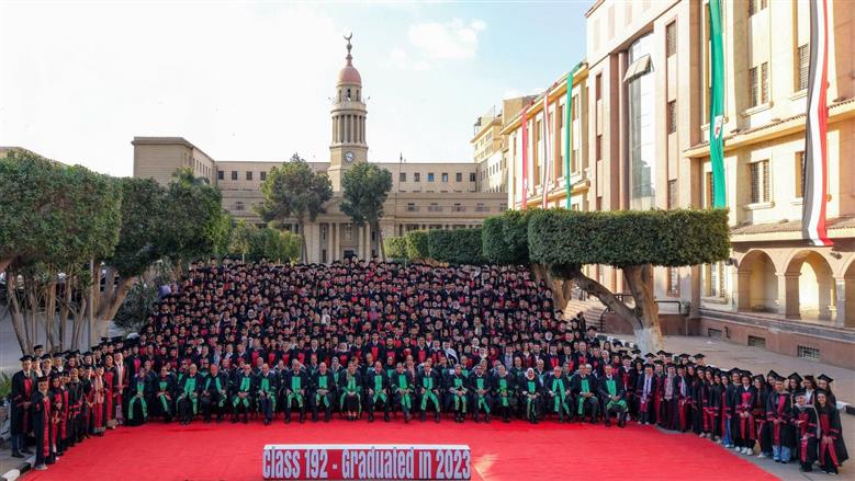 صورة تاريخية لطلاب الدفعة 192 بكلية طب قصر العيني أمام القبة الأثرية