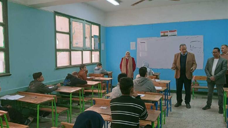 مدير «تعليم أسيوط» يتفقد لجان امتحانات الشهادة الإعدادية في مدارس أبوتيج