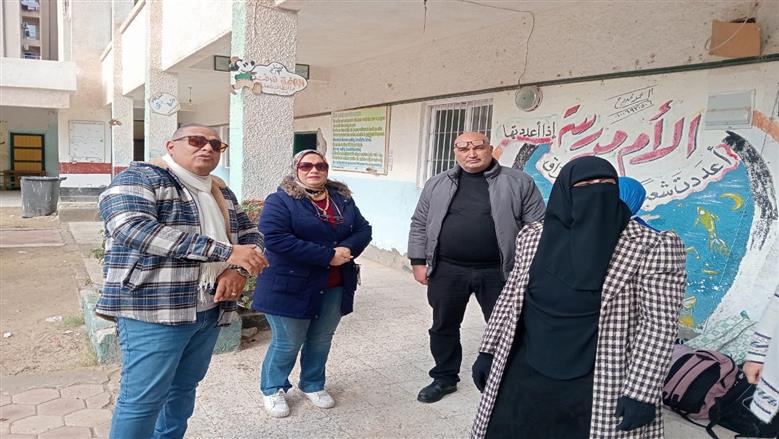 وكيل وزارة التربية والتعليم بمطروح خلال متابعة لجان امتحانات الشهادة الإعدادية بمطروح