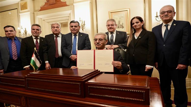 اللجنة الوطنية لإدارة غزة تبدأ أعمالها برئاسة المفوض العام الدكتور علي شعث