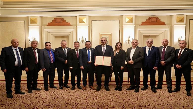 اللجنة الوطنية لإدارة غزة تبدأ أعمالها برئاسة المفوض العام الدكتور علي شعث