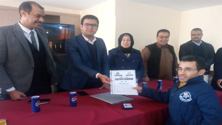 نائب محافظ مطروح خلال تسليم عقود عمل لذوي الهمم من أبناء المحافظة