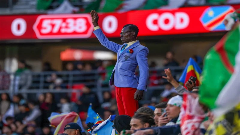بعد تألقه في مدرجات أمم إفريقيا.. تكريم رسمي للمشجع الكونغولي باتريس لومومبا