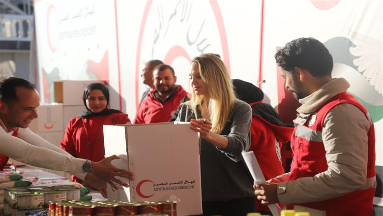 أنجلينا جولي تتفقد مركز الهلال الأحمر اللوجستي لدعم غزة بالعريش