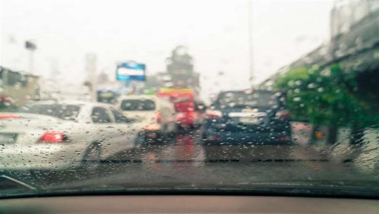 نصائح مهمة من «المرور» للمركبات.. احذر هذا الأمر أثناء القيادة في المطر