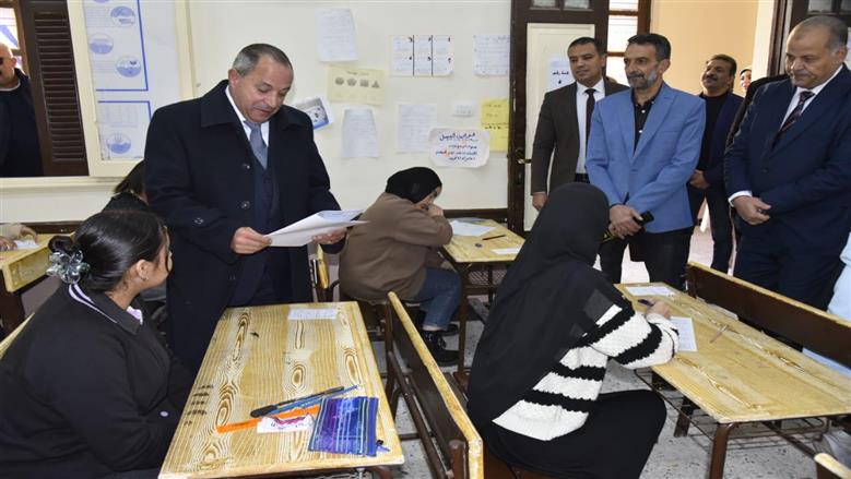 محافظ بورسعيد يتفقد امتحانات الشهادة الإعدادية