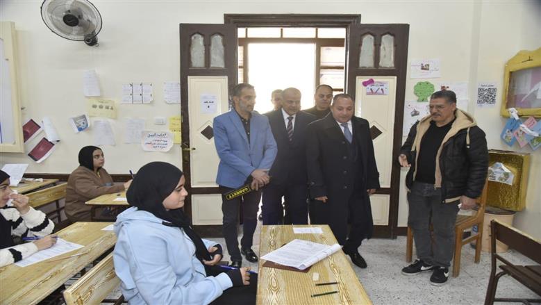 محافظ بورسعيد يتفقد امتحانات الشهادة الإعدادية