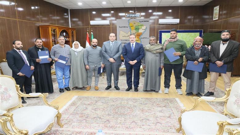 محافظ المنوفية يسلم العقود