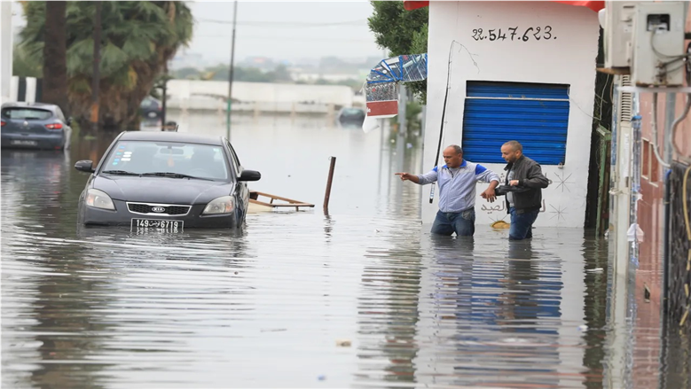 مشاهد مرعبة.. الفيضانات تُغرق شوارع تونس بعد جفاف 7 سنوات (فيديو)