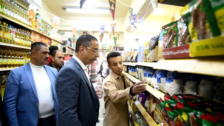 محافظ الفيوم يتفقد منافذ بيع السلع الغذائية