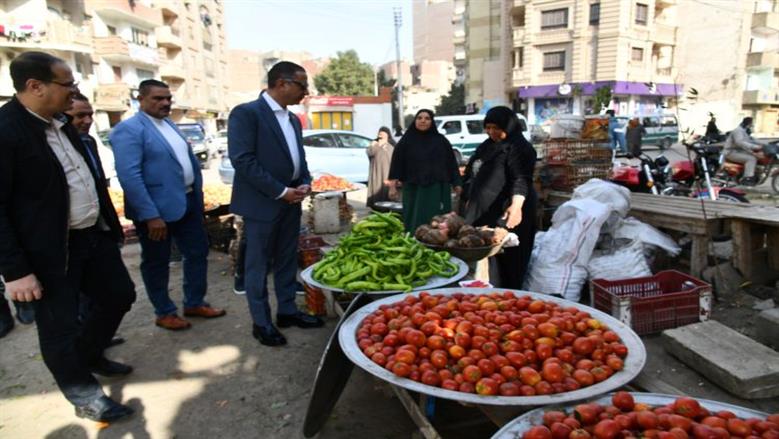 محافظ الفيوم يتفقد شوادر الخضر والفاكهة