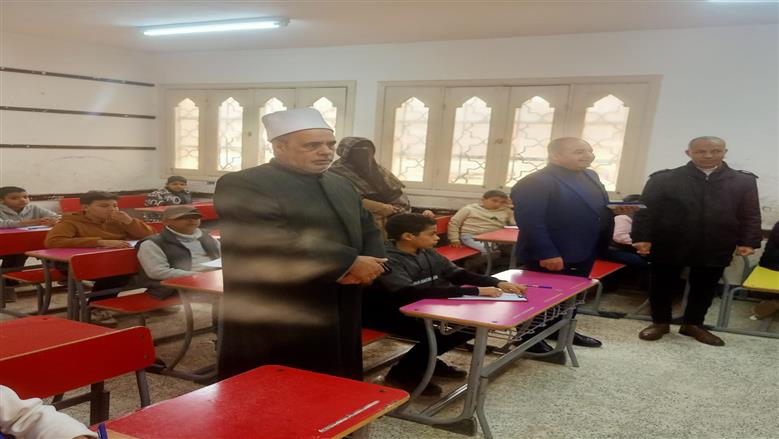 وكيل وزارة التربية والتعليم بمطروح نادية فتحى خلال متابعتها لجان امتحانات الشهادة الإعدادية بإدارة مطروح التعليمية