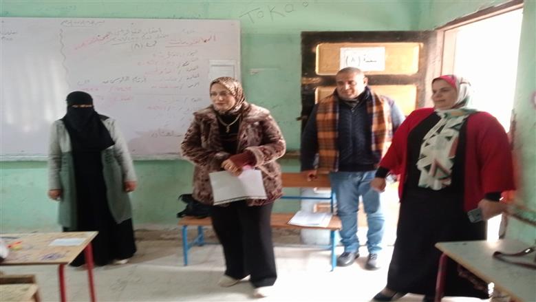 وكيل وزارة التربية والتعليم بمطروح نادية فتحى خلال متابعتها لجان امتحانات الشهادة الإعدادية بإدارة مطروح التعليمية