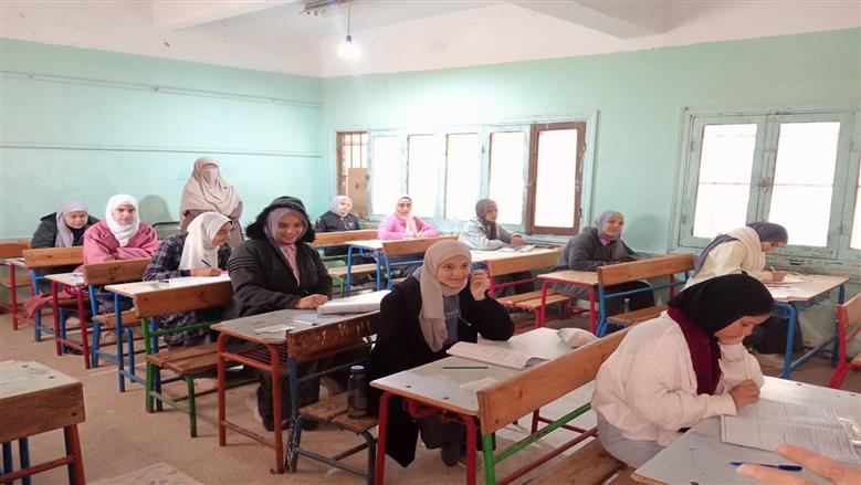 وكيل وزارة التربية والتعليم بمطروح نادية فتحى خلال متابعتها لجان امتحانات الشهادة الإعدادية بإدارة مطروح التعليمية