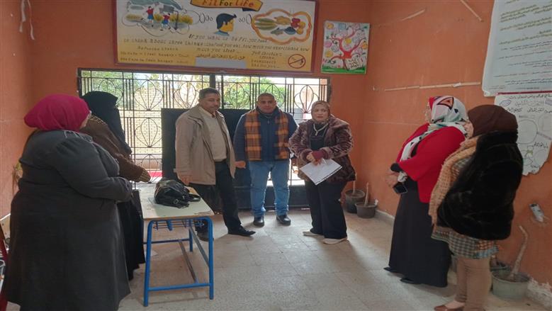 وكيل وزارة التربية والتعليم بمطروح نادية فتحى خلال متابعتها لجان امتحانات الشهادة الإعدادية بإدارة مطروح التعليمية