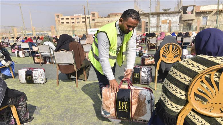 توزيع 500 لحاف وبطانية على الأولى بالرعاية في الفيوم