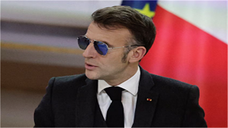 الرئيس الفرنسي يظهر بنظارة زرقاء في منتدى دافوس العالمي.. ما السبب؟