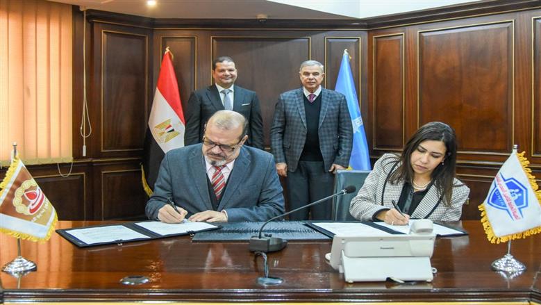 توقيع عقود منشآت للدخول في التأمين الصحي الشامل بالإسكندرية
