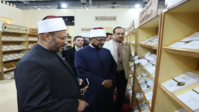 أمين «البحوث الإسلامية» يتفقد جناح الأزهر بمعرض الكتاب في أول أيامه