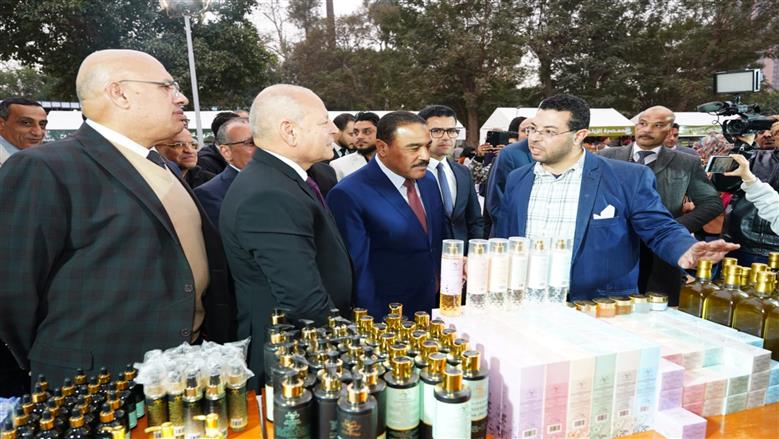 محافظ مطروح يفتتح معرض كنوز لمنتجات مطروح والزيتون وزيت الزيتون