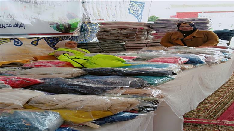 خلال فعاليات مبادرة ستر ودفا لتوزيع الملابس علي الأكثر احتياجا من مؤسسة اللؤلؤة بمطروح