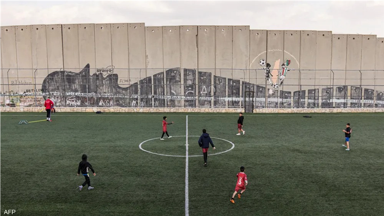 «فيفا» تتحدى «إسرائيل» بسبب ملعب كرة قدم فلسطيني.. وقف قرار جيش الاحتلال