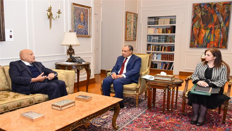 وزير الخارجية يلتقي بالدكتور مجدي يعقوب