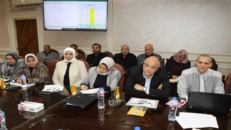 محافظ القليوبية يعقد إجتماعاً