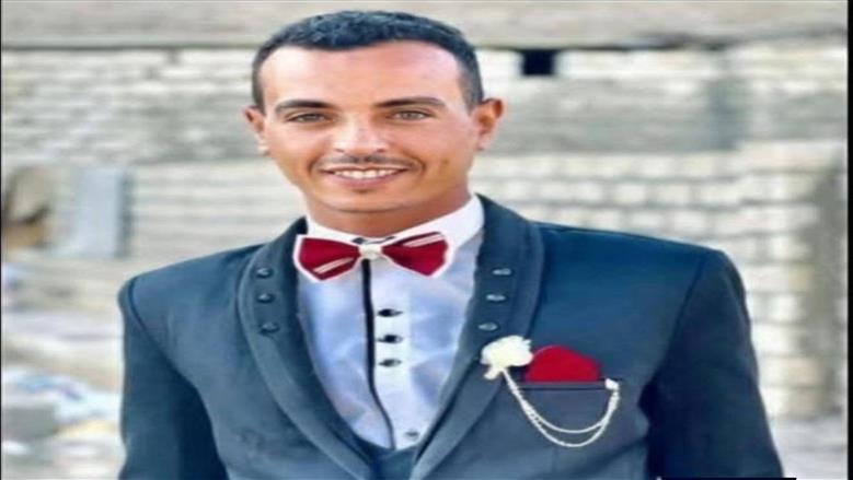 مات رافعا إصبع التشهد وجانبه لعب أطفاله.. مأساة أب بعد عودته من الغربة (صور) 