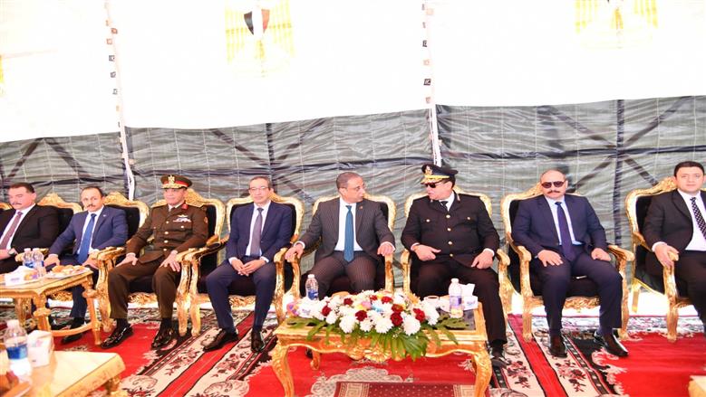 محافظ الفيوم ومدير الأمن يضعان إكليلا من الزهور على النصب التذكاري للشهداء