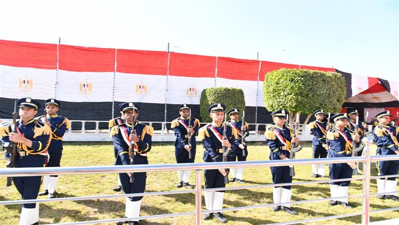 محافظ الفيوم ومدير الأمن يضعان إكليلا من الزهور على النصب التذكاري للشهداء