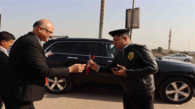 محافظ القليوبية يوزع الورود علي رجال الشرطة والخدمات بالشوارع والميادين 