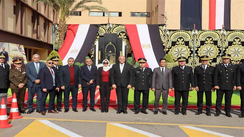 محافظ القليوبية يوزع الورود علي رجال الشرطة والخدمات بالشوارع والميادين 